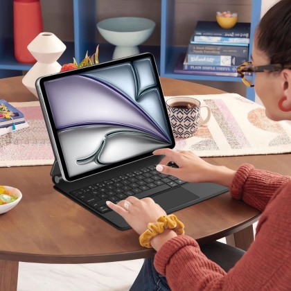 Магнитен калъф с клавиатура за iPad Pro 4/5/6 (12.9" 2020/2021/2022) / Air 1/2 (13" 2024-2025) от Tech Protect Smartcase Magnetic+ - Черен