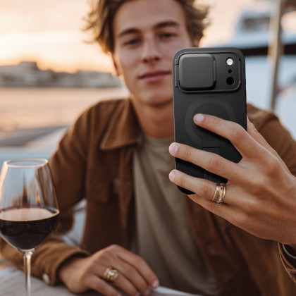 Удароустойчив кейс с MagSafe и капак на камерата за  iPhone 17 Pro от Tech Protect Kevlar Aura - Черен